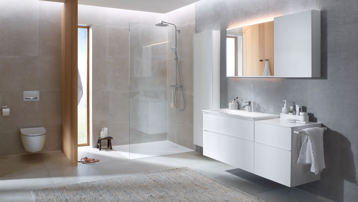 Geberit iCon badkamer met wit keramiek en badkamermeubilair (© Geberit)
